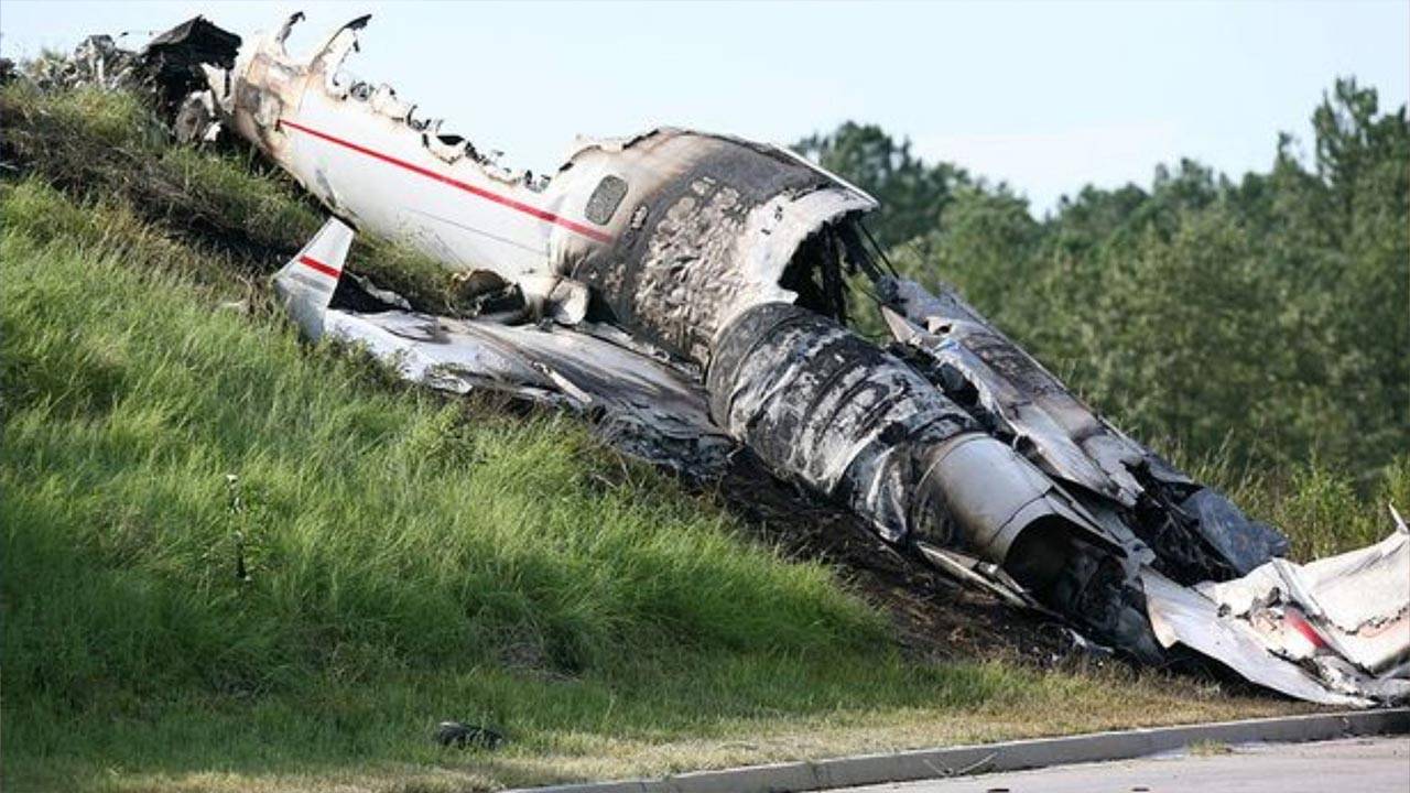 Travis Barker Plane Crash Burns